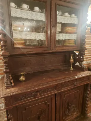 Aparador antiguo de madera con vitrina
