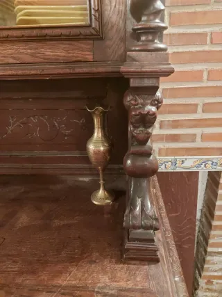 Aparador antiguo de madera con vitrina