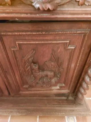 Aparador antiguo de madera con vitrina