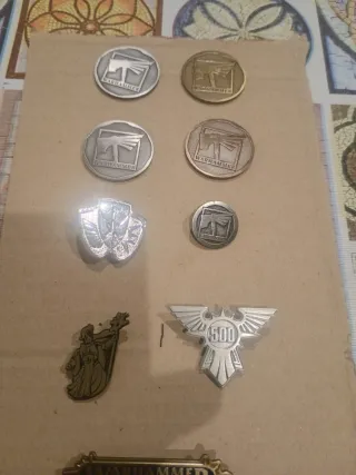 Monedas y pines Warhammer