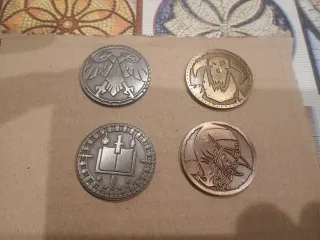 Monedas y pines Warhammer