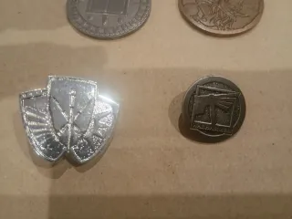 Monedas y pines Warhammer