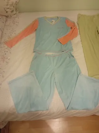 Pijama azul y naranja