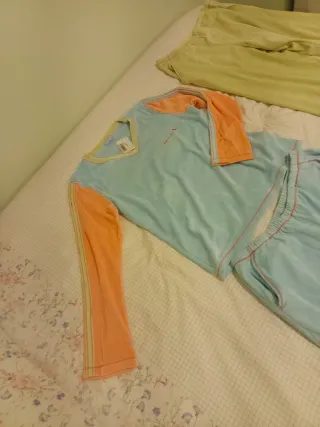 Pijama azul y naranja