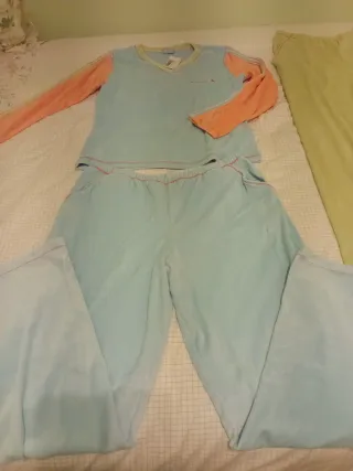 Pijama azul y naranja