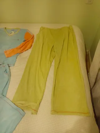 Pijama azul y naranja