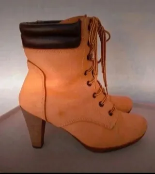 Botas de tacón con cordones