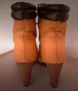 Botas de tacón con cordones