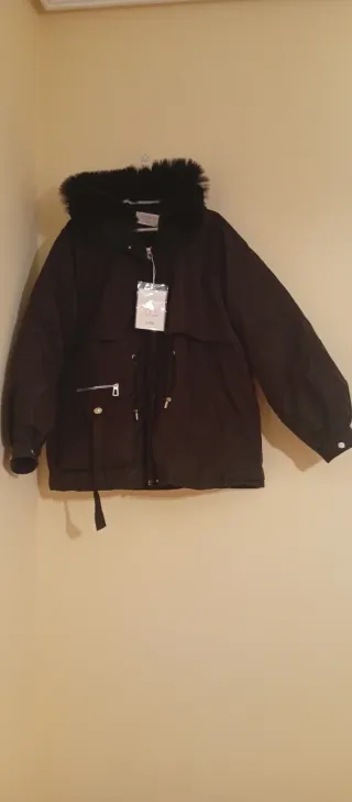 Anorak negro con capucha y pelo