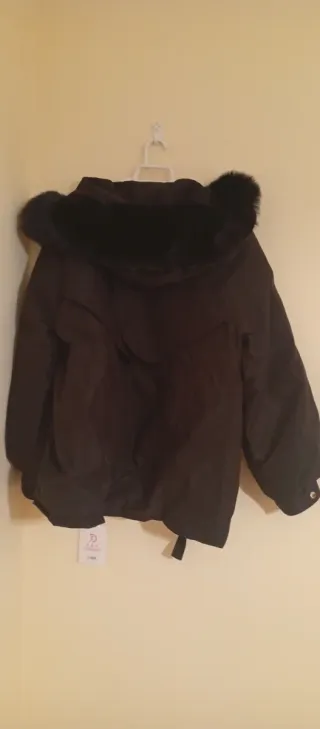 Anorak negro con capucha y pelo