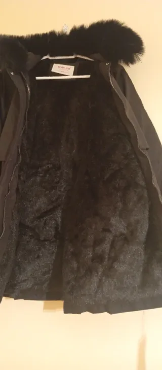 Anorak negro con capucha y pelo