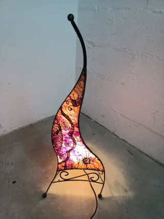 Lámpara de pie artesanal naranja y morada