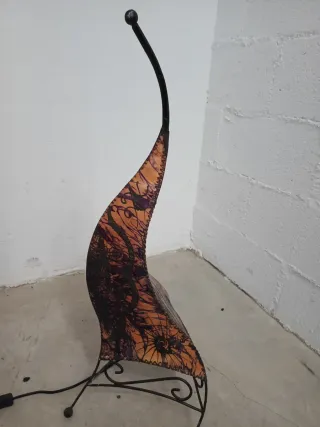 Lámpara de pie artesanal naranja y morada