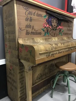 Piano antiguo restaurado y decorado