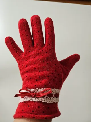 Guantes rojos lunares con lazo
