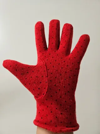 Guantes rojos lunares con lazo