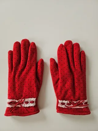 Guantes rojos lunares con lazo