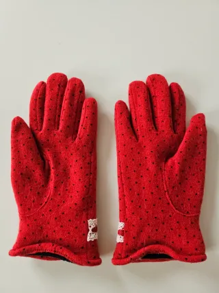 Guantes rojos lunares con lazo