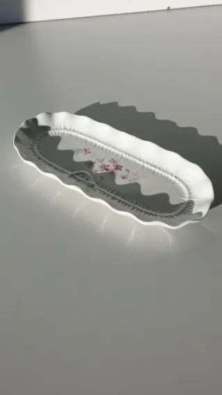 Bandeja ovalada de porcelana con flores