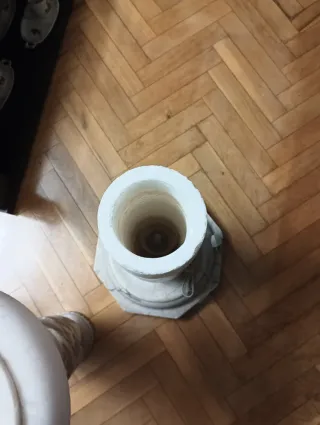 Lámpara de mármol beige y blanco