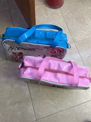 Dos bolsos con diseño de rosas y monumentos