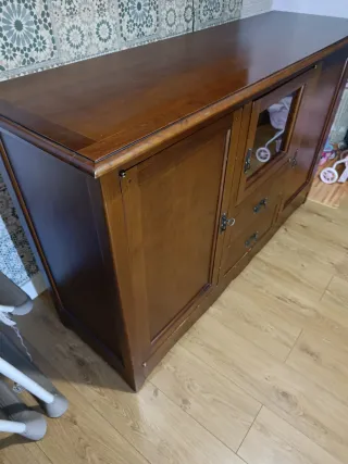 Aparador de madera con cristal