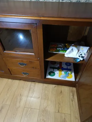 Aparador de madera con cristal