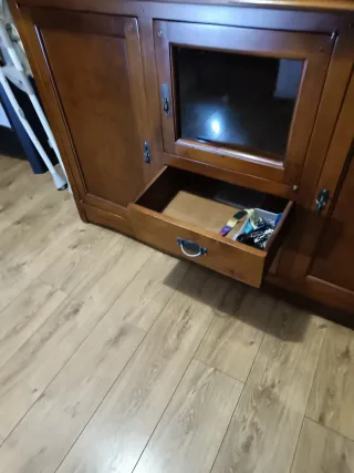 Aparador de madera con cristal