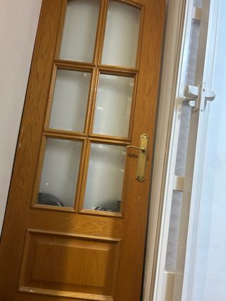 Puerta madera con cristal