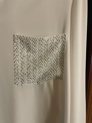 Blusa fluida con bolsillo de perlas