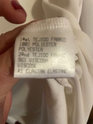 Blusa fluida con bolsillo de perlas