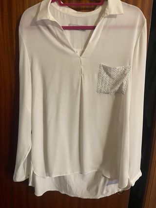 Blusa fluida con bolsillo de perlas