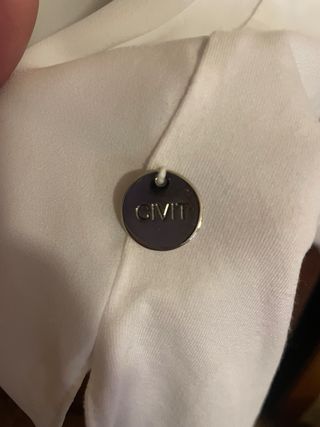 Blusa fluida con bolsillo de perlas