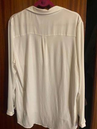 Blusa fluida con bolsillo de perlas