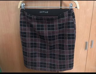 Falda corta cuadros chica