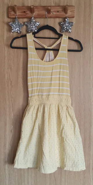 Vestido amarillo con rayas y bordado suizo
