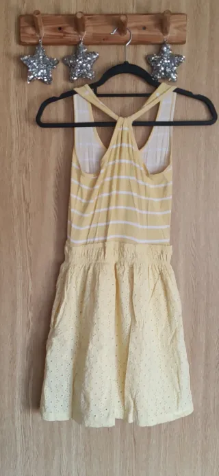Vestido amarillo con rayas y bordado suizo