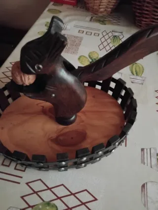 Vecchia ghiandaia a forma di ardilla come schiaccianoci