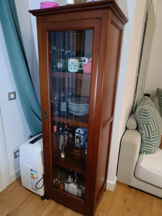 Vitrina de madera con cristal