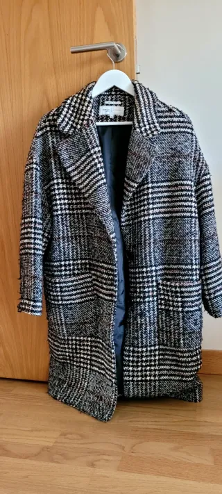 Abrigo de cuadros negro y camel