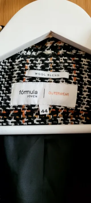 Abrigo de cuadros negro y camel