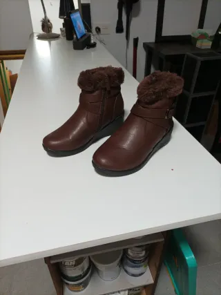 Botas marrones de chica con pelo