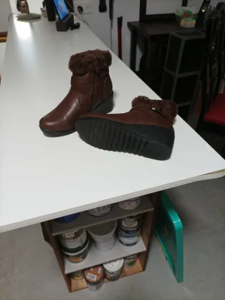 Botas marrones de chica con pelo