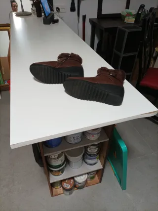 Botas marrones de chica con pelo