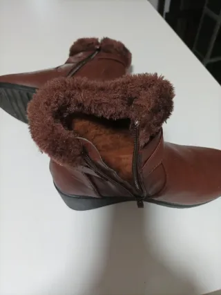 Botas marrones de chica con pelo