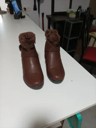 Botas marrones de chica con pelo