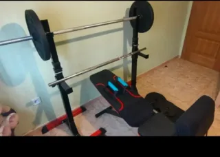 Banco de pesas con barra y discos