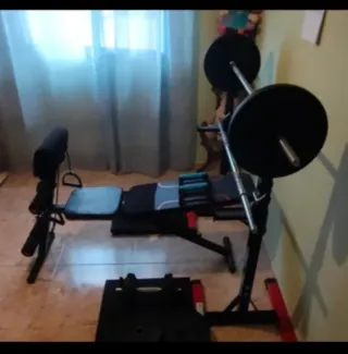 Banco de pesas con barra y discos