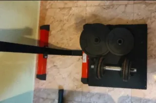 Banco de pesas con barra y discos