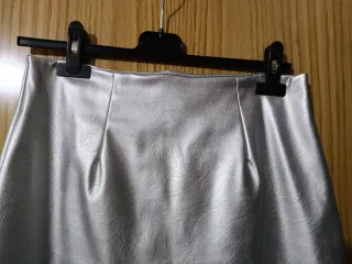 Falda polipiel plateada